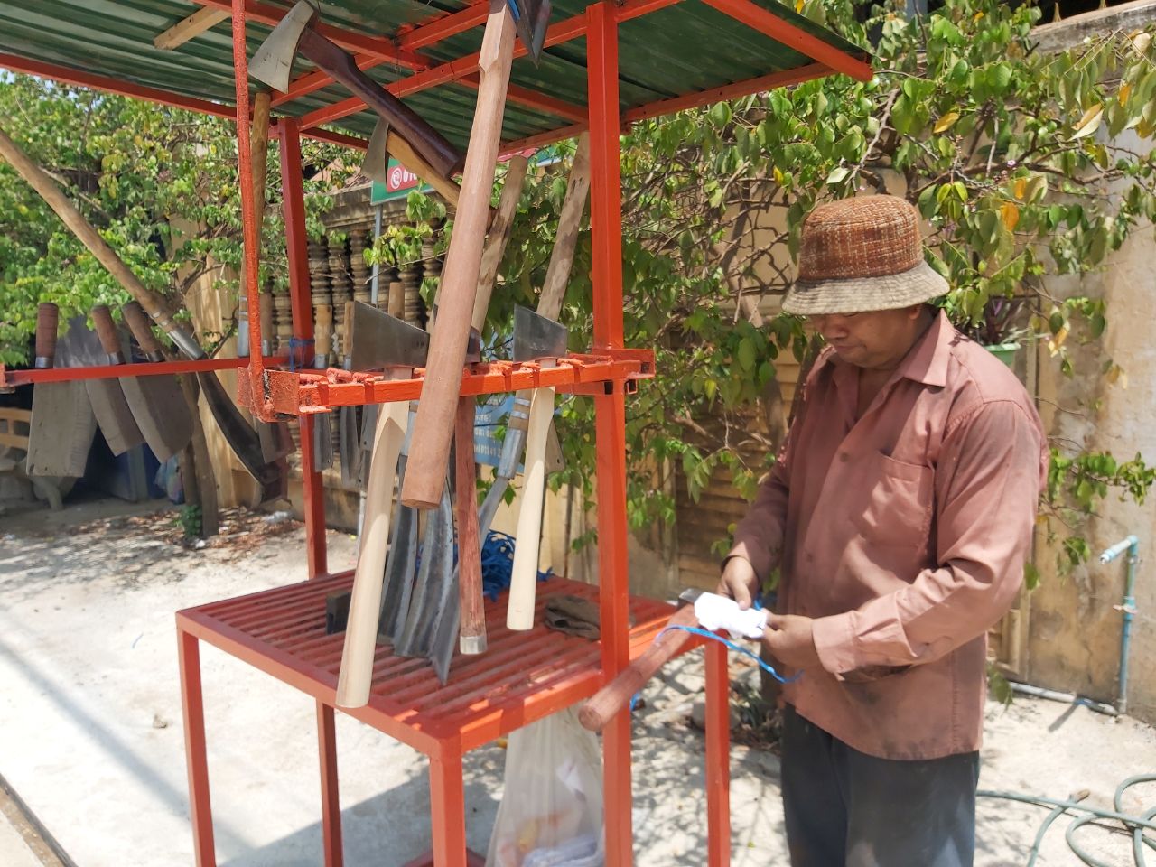 មុខរបរធ្វើកាំបិត ពូថៅ នៅខេត្តកំពង់ស្ពឺ នៅតែទទួលបានការគាំទ្រពីសំណាក់ អ្នករស់នៅតាម ស្រុកស្រែចម្ការ