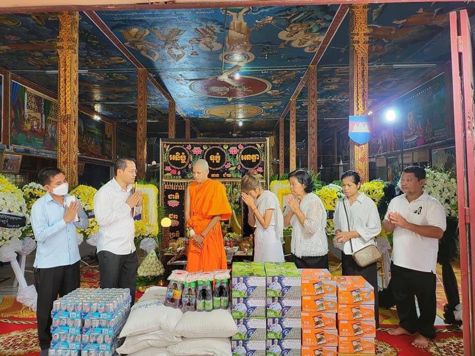 នាយឧត្តមសេនីយ៍កិត្តិបណ្ឌិត ហ៊ីង ប៊ុនហៀង ចាត់ឲ្យតំណាងនាំយកថវិកា និងគ្រឿងបរិភោគរបស់សម្ដេចតេជោ និងសម្ដេចកិត្តិព្រឹទ្ធបណ្ឌិត ចូលរួមរំលែកទុក្ខជាមួយតារាចម្រៀង សុវត្ថិឌី ធារិកា