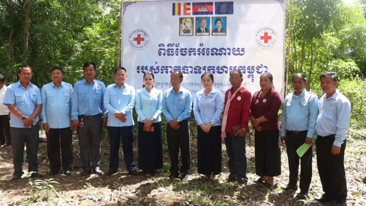 ប្រជាពលរដ្ឋខ្វះខាតជិត ៤០០គ្រួសារ នៅស្រុកចំនួន០២ ក្នុងខេត្តមណ្ឌលគិរី ទទួលបានអំណោយមនុស្សធម៌ពីកាកបាទក្រហមកម្ពុជា
