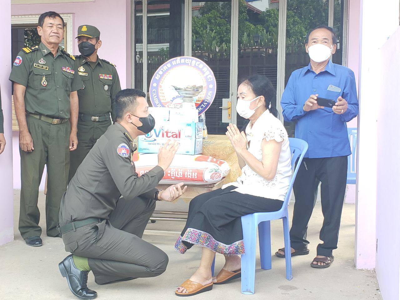 សមាគមអតីតយុទ្ធជនកម្ពុជាខេត្តកណ្តាលនាំយក ថវិកាបេឡាមរណៈសង្គ្រោះប្រគល់ជូនគ្រួសារសពអតីតយុទ្ធជនក្នុងក្រុងតាខ្មៅ