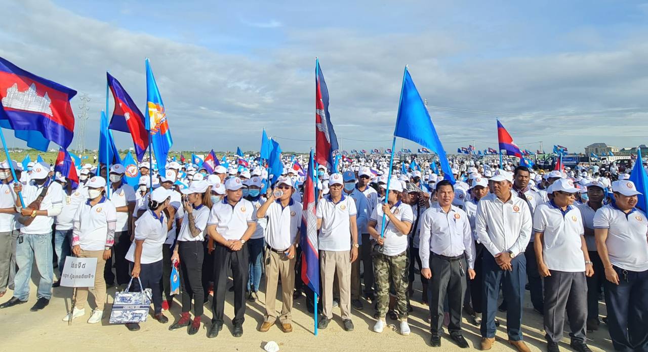 សមាជិក សមាជិកា គណបក្សប្រជាជនកម្ពុជាជាច្រើនពាន់នាក់ដង្ហែក្បួនឃោសនាបោះឆ្នោត នៅខណ្ឌច្បារអំពៅ