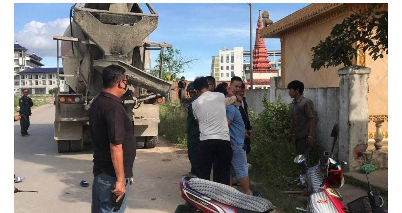អ្នកបើករថយន្តក្រឡុកស៊ីម៉ងត៍ បើកទាក់ខ្លោងទ្វារវត្តត្រពាំងឈូក ឱ្យដួលរលំ ហើយត្រូវមេការ បញ្ជារឱ្យបើកបំបុក និងដេញវាយសមត្ថកិច្ច