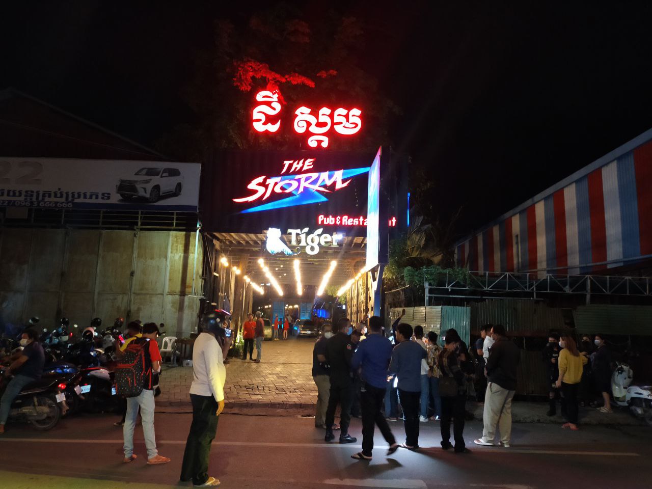 ថៅកែក្លឹបកម្សាន្ត ដឹ ស្តម ដកកាំភ្លើងគំរាមចុងភៅត្រូវជាកូនចៅ និងផ្ទុះអាវុធ១គ្រាប់ផ្អើលដល់សមត្ថកិច្ច និងអាវុធហត្ថខណ្ឌ៧មករា