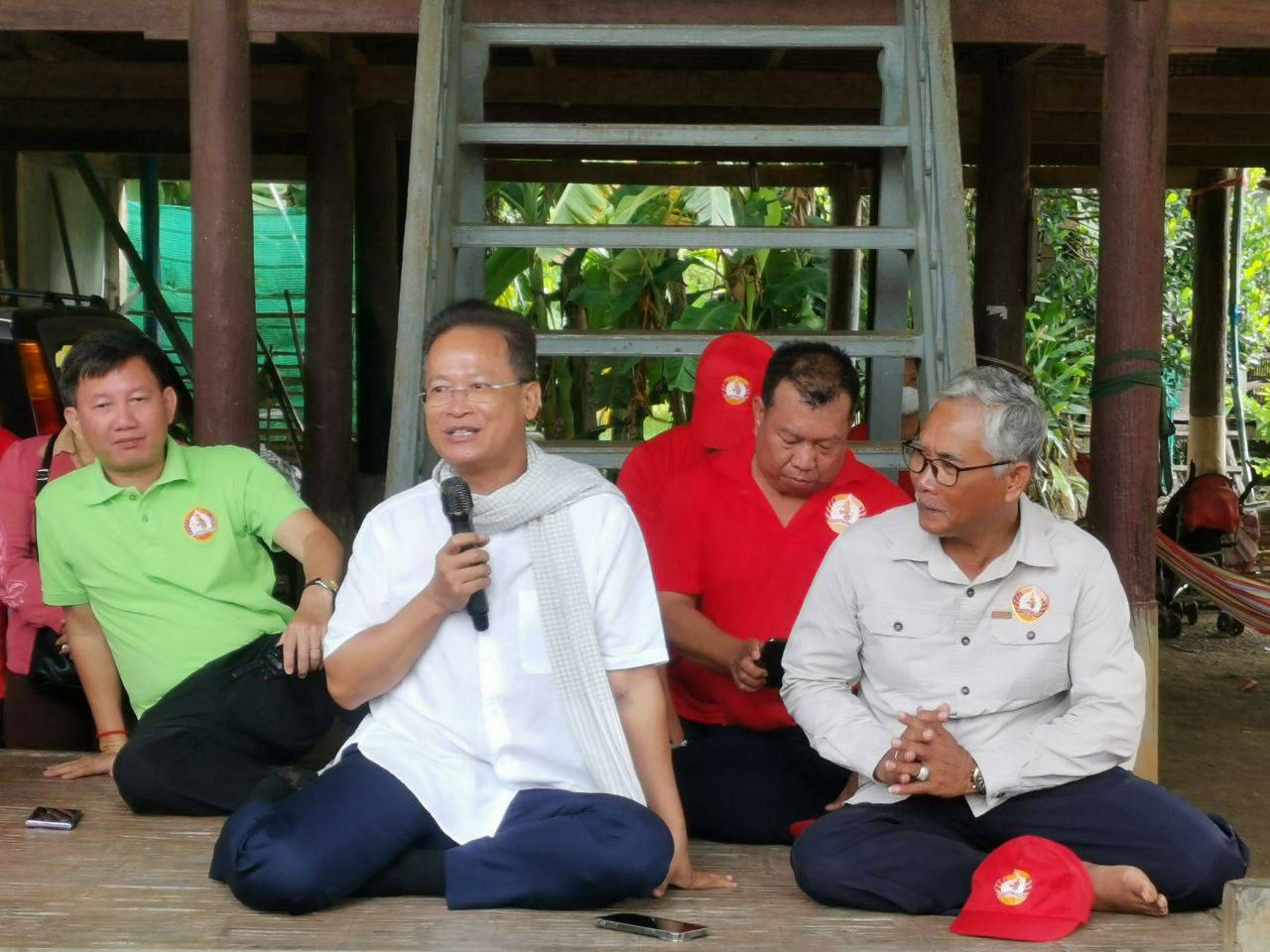 ក្រុមការងារគណបក្សចុះមូលដ្ឋានស្រុកអូររាំងឪ បន្តចុះជួបនិងដោះស្រាយបញ្ហារបស់ប្រជាពលរដ្ឋ