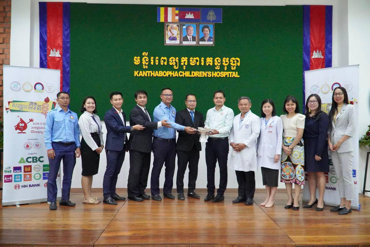 ស.ស.យ.ក រាជធានីភ្នំពេញ នាំយកថវិកាចំនួន ជាង២៦ លានរៀល ប្រគល់ជូនមន្ទីរពេទ្យគន្ធបុប្ផា និងមូលនិធិគន្ធបុប្ផា ដើម្បីរួមគ្នាសង្គ្រោះអាយុជីវិតកុមារកម្ពុជា