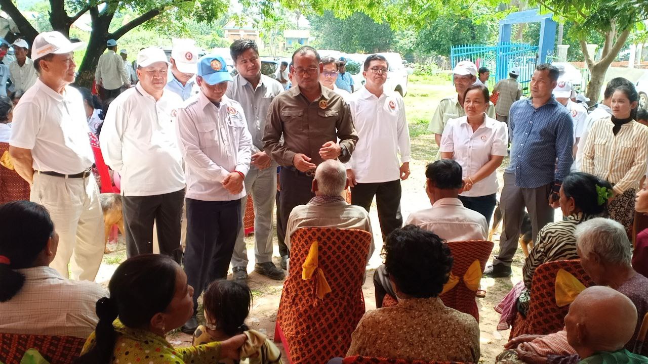 ប្រធានគណបក្សប្រជាជនកម្ពុជាខេត្តកំពង់ឆ្នាំង និងក្រុមការងារថ្នាក់កណ្តាលអញ្ជើញ ជួបជាមួយសមាជិកនៅឃុំចំនួនបី ក្នុងស្រុកកំពង់លែង