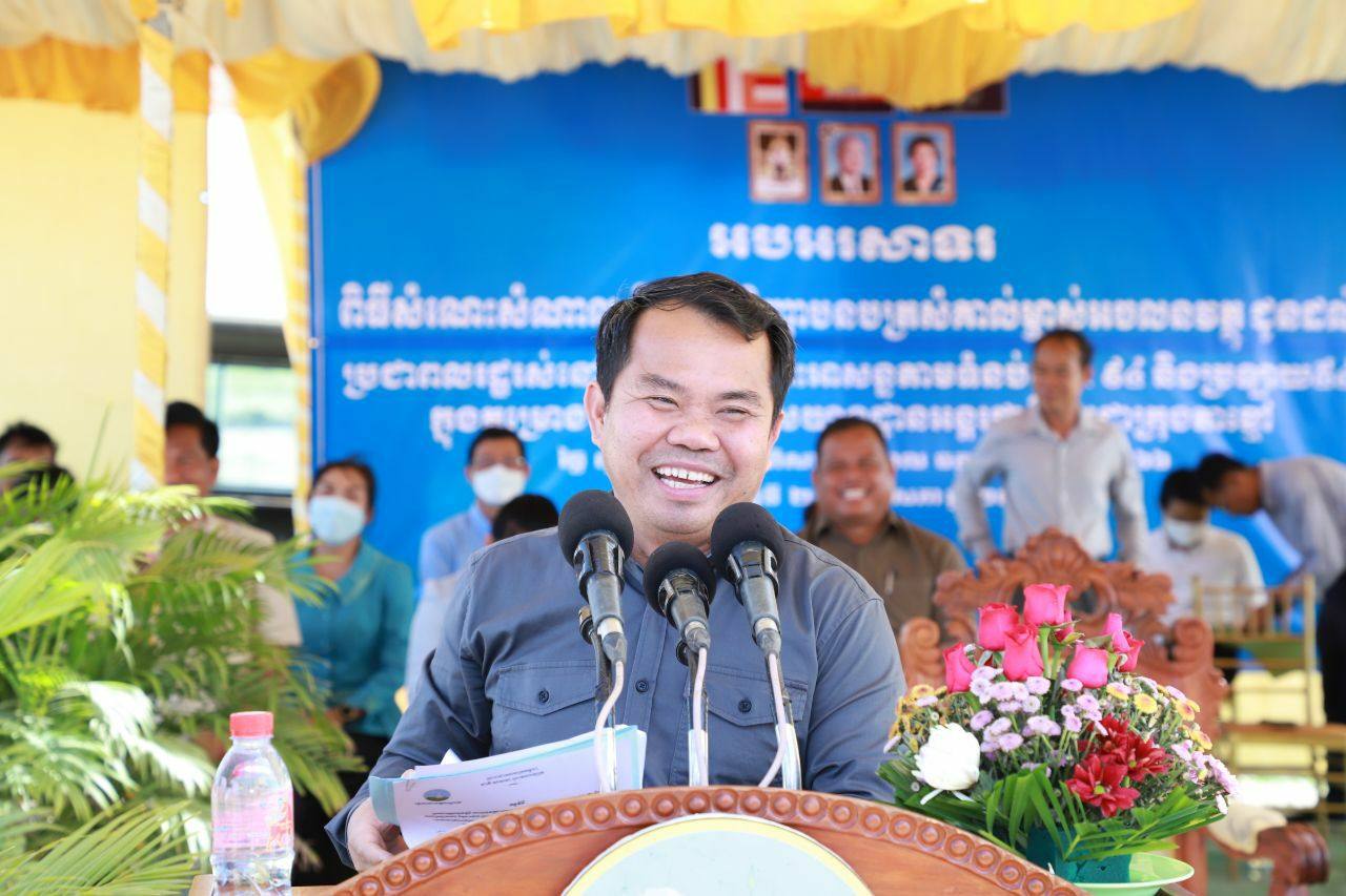 ឯកឧត្ដម គង់ សោភ័ណ្ឌ អភិបាលខេត្តកណ្ដាល ជួបសំណេះសំណាល និងផ្ដល់វិញ្ញាបនបត្រសំគាល់ម្ចាស់អចលនវត្ថុ ជូនប្រជាពលរដ្ឋរស់នៅសំណង់បណ្ដោះអាសន្ន ក្នុងគម្រោងស្ថាបនាអាកាយាន្តដ្ឋានអន្តរជាតិតេជោតាខ្មៅ