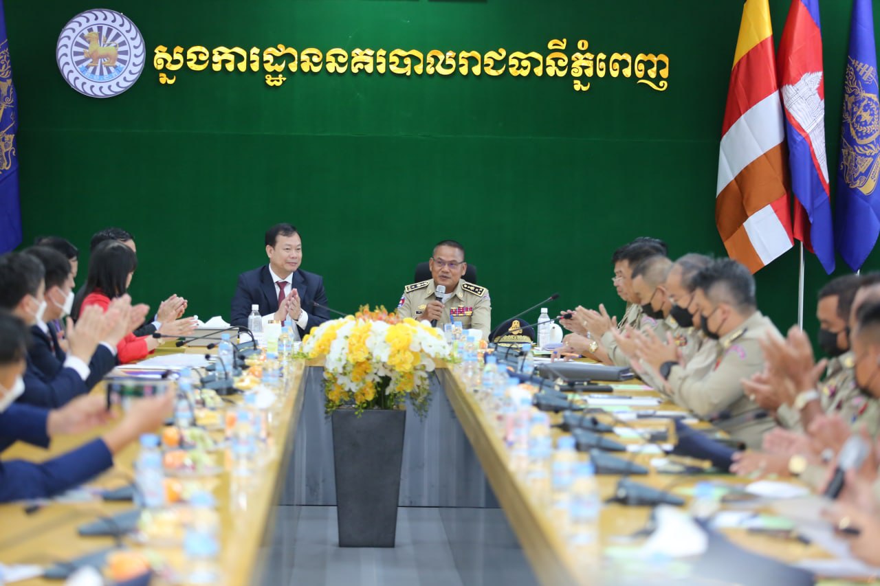 មន្រ្តីនគរបាលជាតិកម្ពុជា ៤៤នាក់ បានបញ្ចប់ការសិក្សាជំនាញជាន់ខ្ពស់ និងថ្នាក់មធ្យម ជំនាញ ស៊ើបការណ៍ខាងក្រៅ និងថ្នាក់មធ្យមជំនាញសន្តិសុខ នៅសាលាជាន់ខ្ពស់សន្តិសុខប្រជាជន១ នៃប្រទេសវៀតណាម