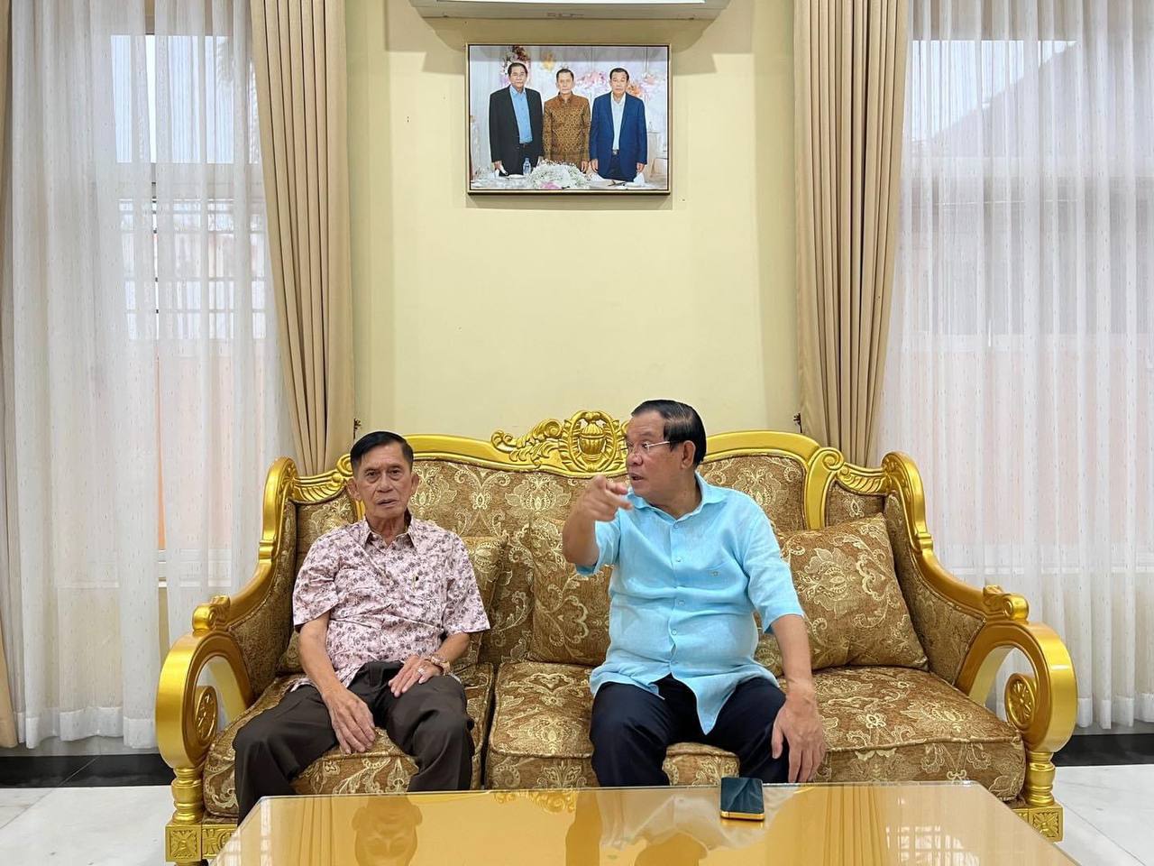 សម្ដេចតេជោ ហ៊ុន សែន៖ ខ្ញុំខំប្រឹងទប់ទឹកភ្នែកពេលបងប្រុសទី១ លើកដៃចង្អុលទៅរករូបថតរម្លឹកពីបងប្អូន