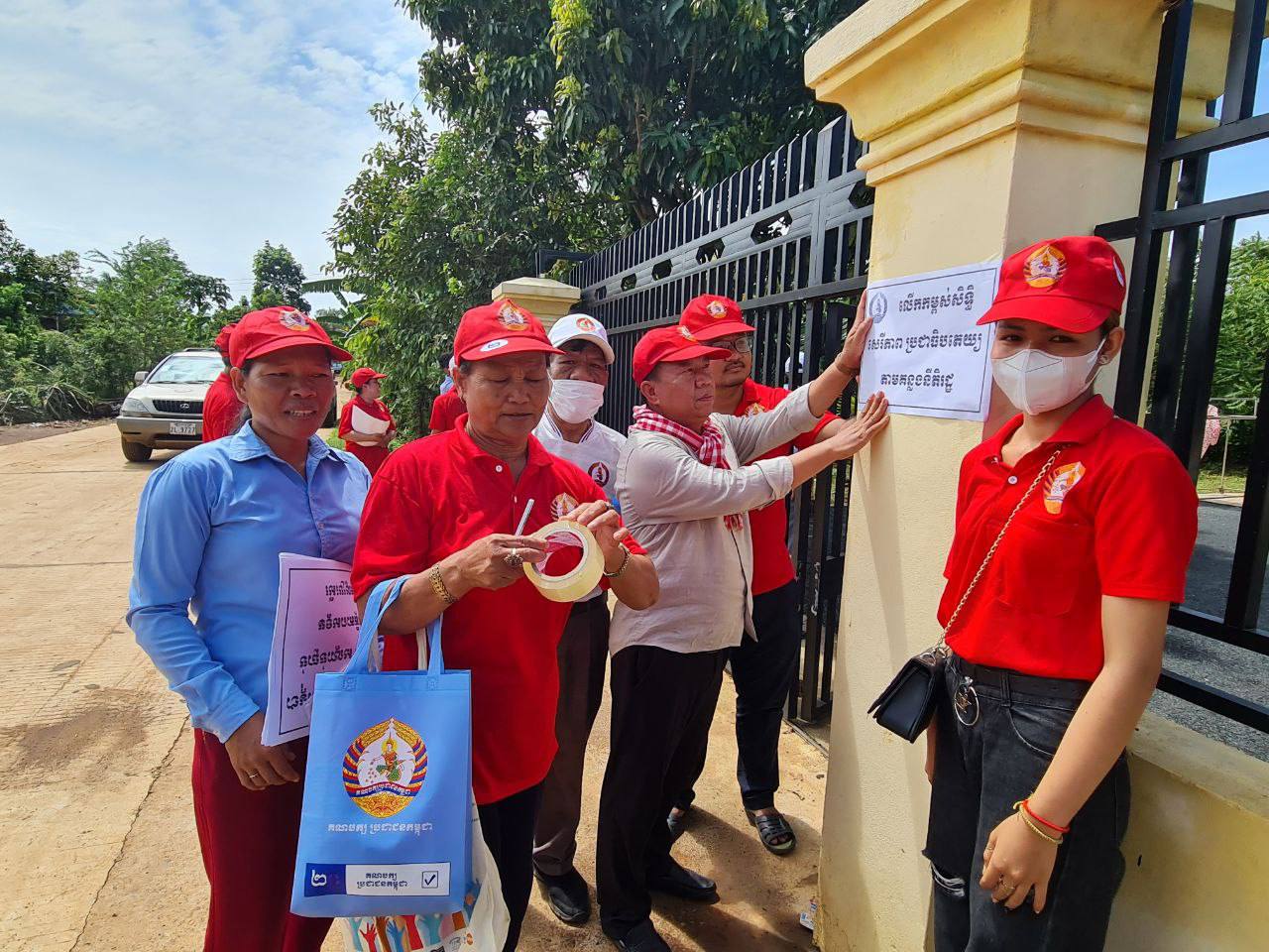 ក្រុមការងារចុះមូលដ្ឋានស្រុកអូររាំងឪ ខេត្តត្បូងឃ្មុំ ចុះបិទប័ណ្ណ ផ្សព្វផ្សាយអំពីគណបក្ស នៅឃុំព្រះធាតុ និងអំពាវនាវឱ្យពលរដ្ឋ ទៅបោះឆ្នោតឱ្យបានគ្រប់ៗគ្នា