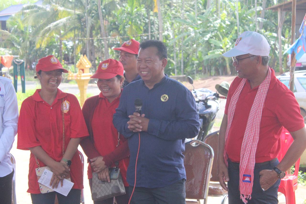 ក្រុមការងារចុះមូលដ្ឋានឃុំព្រះធាតុ ស្រុកអូររាំងឪ បន្តចុះសំណេះសំណាលជាមួយសមាជិកបក្ស និងប្រជាពលរដ្ឋ
