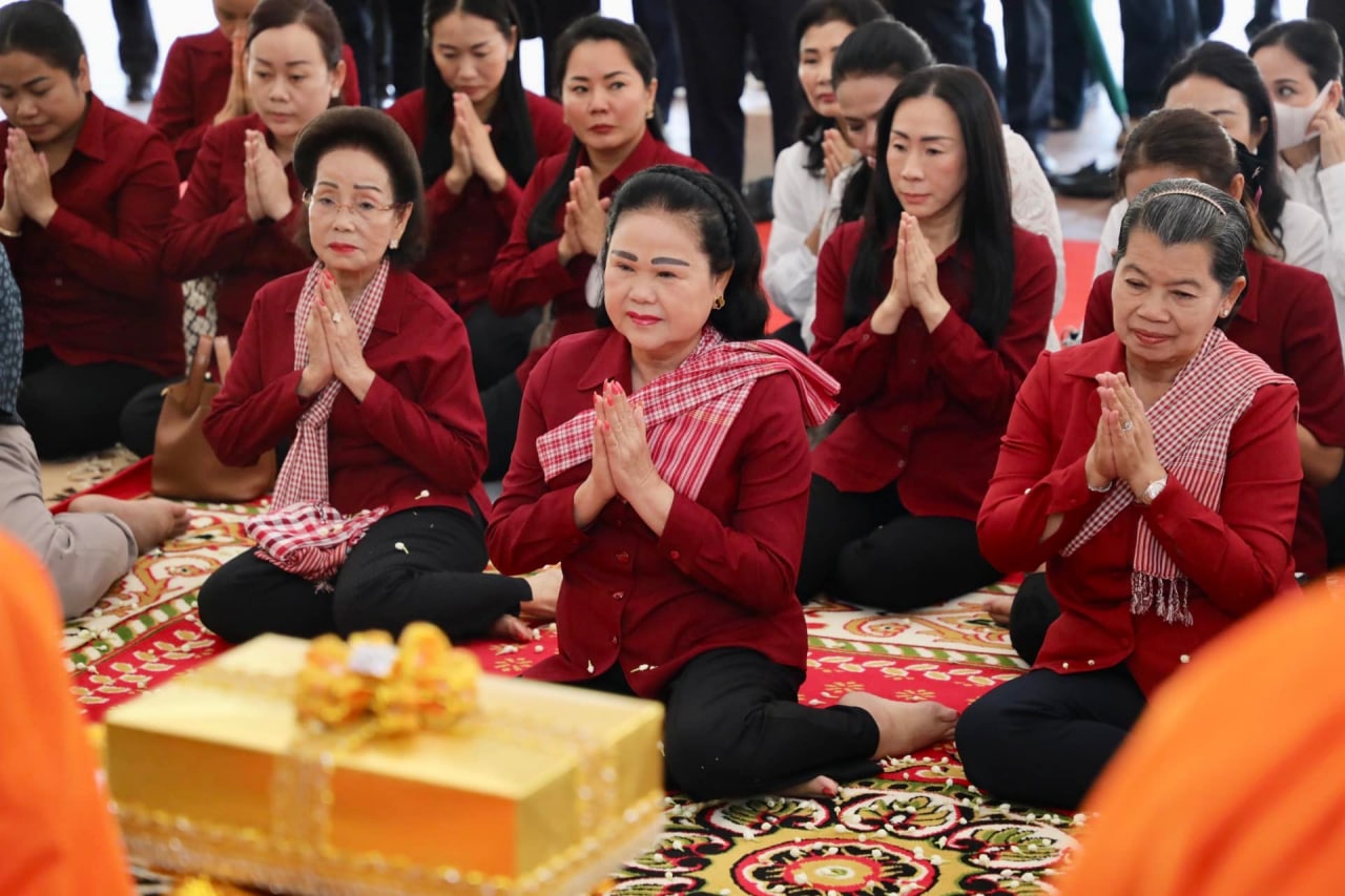 សម្ដេចកិត្តិព្រឹទ្ធបណ្ឌិត ប៊ុន រ៉ានី ហ៊ុន សែន រួមនិងជាភិយា ឥស្សរជនថ្នាក់ដឹកនាំ រួមជាមួយ មន្ត្រីកាកបាទក្រហមកម្ពុជា អញ្ជើញដាំកូនឈើនៅមជ្ឈមណ្ឌលវប្បធម៌ព្រះពុទ្ធសាសនាកម្ពុជា