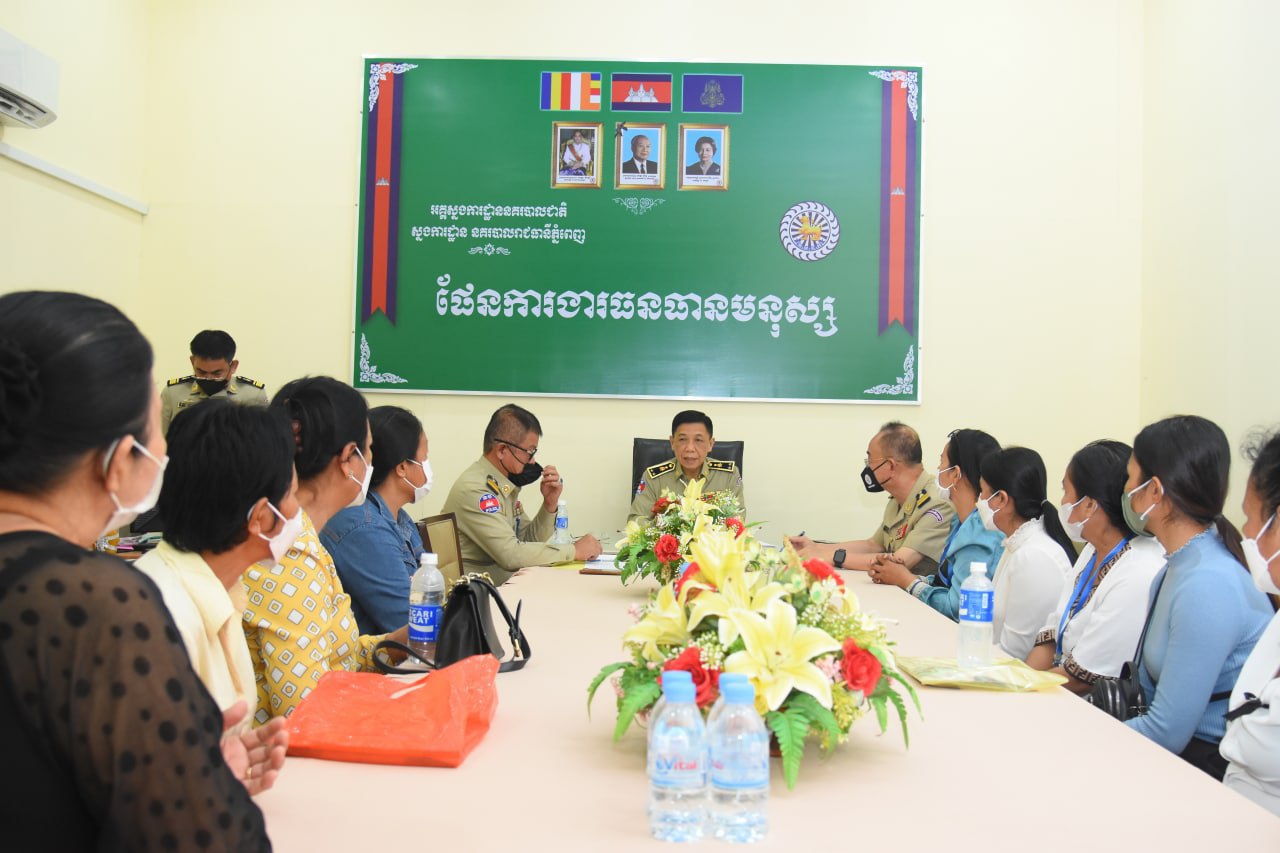 តំណាងឯកឧត្តមឧត្តមសេនីយ៍ឯក ស ថេត អញ្ជើញ សាកសួរសុខ ទុក្ខនិងប្រគល់ថវិកាសមាគមមិត្តនគរបាលជាតិទៅជូនគ្រួសារសពមន្រ្តីនគរបាលមរណៈ សពមន្រ្តីចូលនិវត្តន៍មរណៈ និងសពគ្រួសារ មន្រ្តីនគរបាល២០រូប