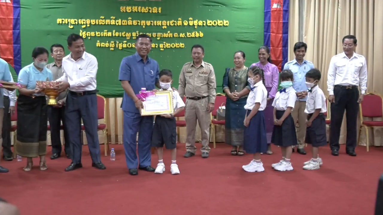 អភិបាលខេត្តកំពង់ស្ពឺ លើកឡើងថា «មិនខ្លាចនឹងផ្តល់រង្វាន់ម៉ូតូដល់សិស្សនិទ្ទេសAនោះទេ តែអ្វីដែលខ្លាចនោះ គឺកូនក្មួយមិនខំរៀន ហើយមិនទទួលបាននិទ្ទេសល្អ»