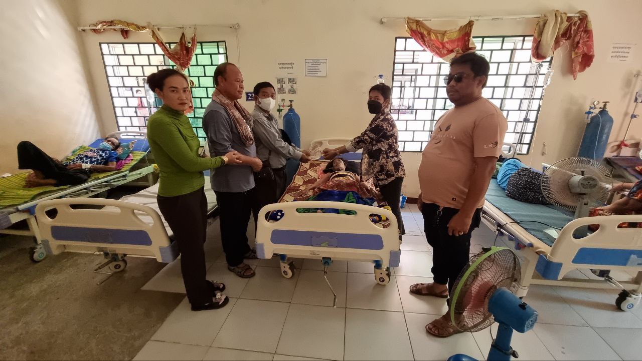 ក្រុមការងារមនុស្សធម៌របស់អ្នកសា រព័ត៌មានបាននាំយកស្បៀងអាហារនិងថវិការបស់សប្បុរសជនផ្ដល់ជូនស្ត្រីមេម៉ាយក្រីក្រមានជំងឺធ្ងន់ធ្ងរសម្រាកក្នុងមន្ទីរពេទ្យខេត្ត និង កូនរបស់គាត់នៅក្នុងភូមិសិឡាង ឃុំស្វាយជ្រុំ
