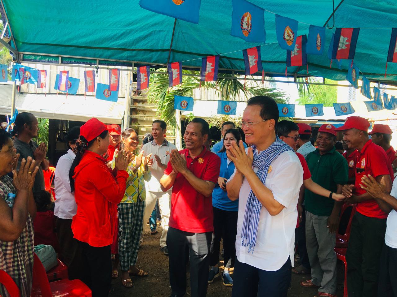 រុមការងារគណបក្ស នៅស្រុកអូររាំងឪ បន្តជួបសំណេះសំណាលជាមួយសមាជិក និងប្រជាពលរដ្ឋនៅតាមមូលដ្ឋាន