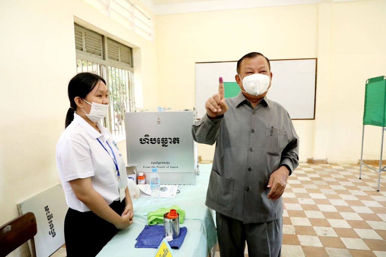សម្តេចវិបុលសេនាភក្តី សាយ ឈុំ អញ្ជើញទៅបោះឆ្នោត នៅការិយាល័យលេខ០២៣១ ក្នុងវិទ្យាល័យវត្តកោះ