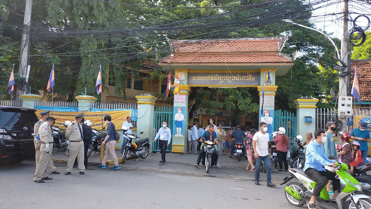ទិដ្ឋភាពប្រជាពលរដ្ឋ ក្នុងសង្កាត់ច្បារអំពៅទី២ បានអញ្ជើញចូលរួមបោះឆ្នោត នៅសាលាបឋមសិក្សាច្បារអំពៅ ដោយមានកងកម្លាំងការពារសន្តិសុខបានយ៉ាងល្អ