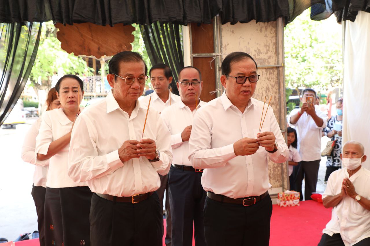 ក្រុមការងារគណ:បក្សប្រជាជនកម្ពុជា សម្តែងការសោកស្តាយចំពោះមរណភាព លោក អ៊ឹម អយ ប្រធានភូមិ១០ សង្កាត់ផ្សារថ្មី១ ខណ្ឌដូនពេញ