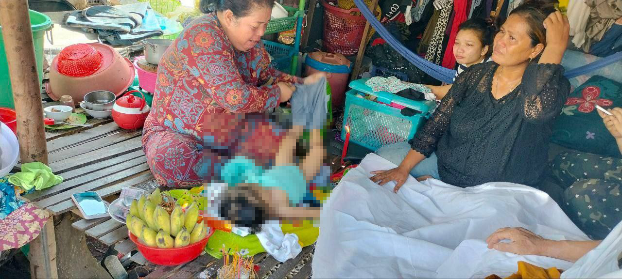 គួរឲ្យអាសូរខ្លាំងណាស់!! កុមារីអាយុ១៣ខែលក់ទឹកធុងស្លាប់ ខណៈម្តាយសង្ងំដេកលក់មួយភាំង