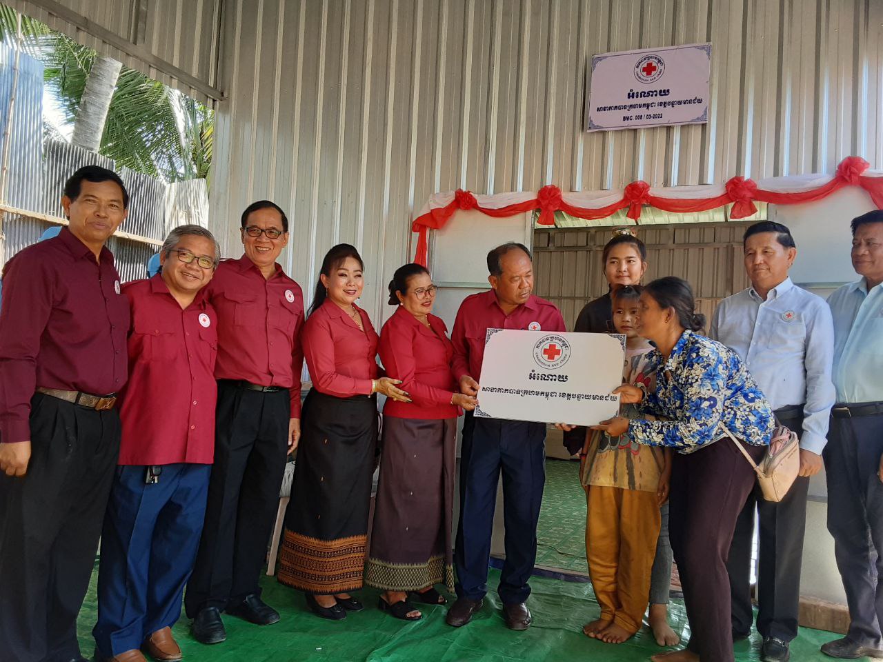 ផ្ទះកាកបាទក្រហមជាអំណោយមនុស្សធម៌លើកទី៨ បានប្រគល់ជូន គ្រួសារក្រីក្រស្ត្រីមេម៉ាយកូនច្រើននៅមង្គលបុរី
