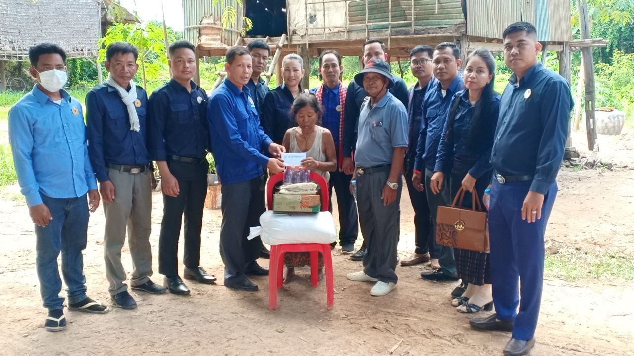 លោកតាលោកយាយចំនួន ៨០ នាក់ រួមនិងចាស់ជរាចំនួន ២គ្រួសារ បានទទួលអំណោយពីក្រុមការងារសមាគមសម្ពន្ធប្រជាជនដើម្បីសន្តិភាពសាខាខេត្តកំពង់ឆ្នាំង