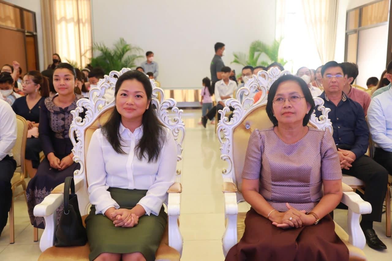 លោកជំទាវ ឌិត នីតា ភរិយា ឯកឧត្តម សាយ សំអាល់ចូលរួមអបអរសាទរទិវាកុមារអន្តរជាតិ ១មិថុនាជាមួយកុមារដែលជាកូនចៅរបស់មន្រ្តីក្រសួងបរិស្ថាន