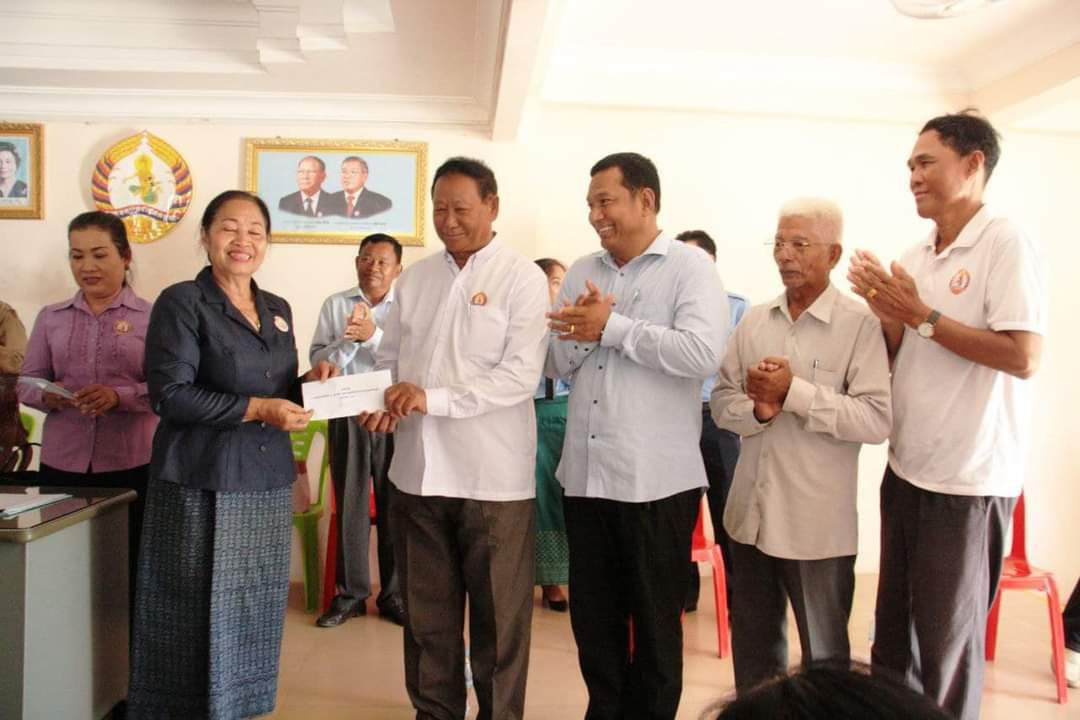 លោកជំទាវ ជូ ប៊ុនអេង សមាជិកគណៈកម្មាធិការថ្នាក់កណ្ដាល របស់គណបក្សប្រជាជនកម្ពុជាបានចុះជួបសំណេះសំណាលជាមួយសមាជិកាគណបក្សប្រជាជនកម្ពុជាមកពី៤សង្កាត់នៅក្នុងក្រុងកំពង់ឆ្នាំង