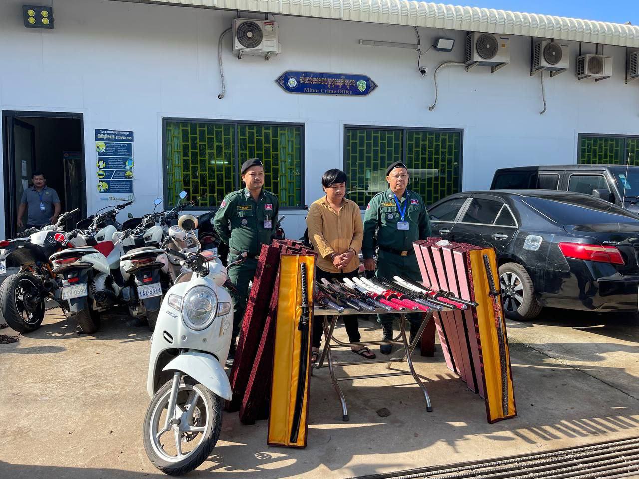 ជនសង្ស័យម្នាក់ ដែលជាឈ្មួញជួញដូរអាវុធប្រភេទដាវសាមូរ៉ៃ ដោយខុសច្បាប់ ត្រូវបានបញ្ជូនខ្លួនទៅកាន់តុលាការហើយ