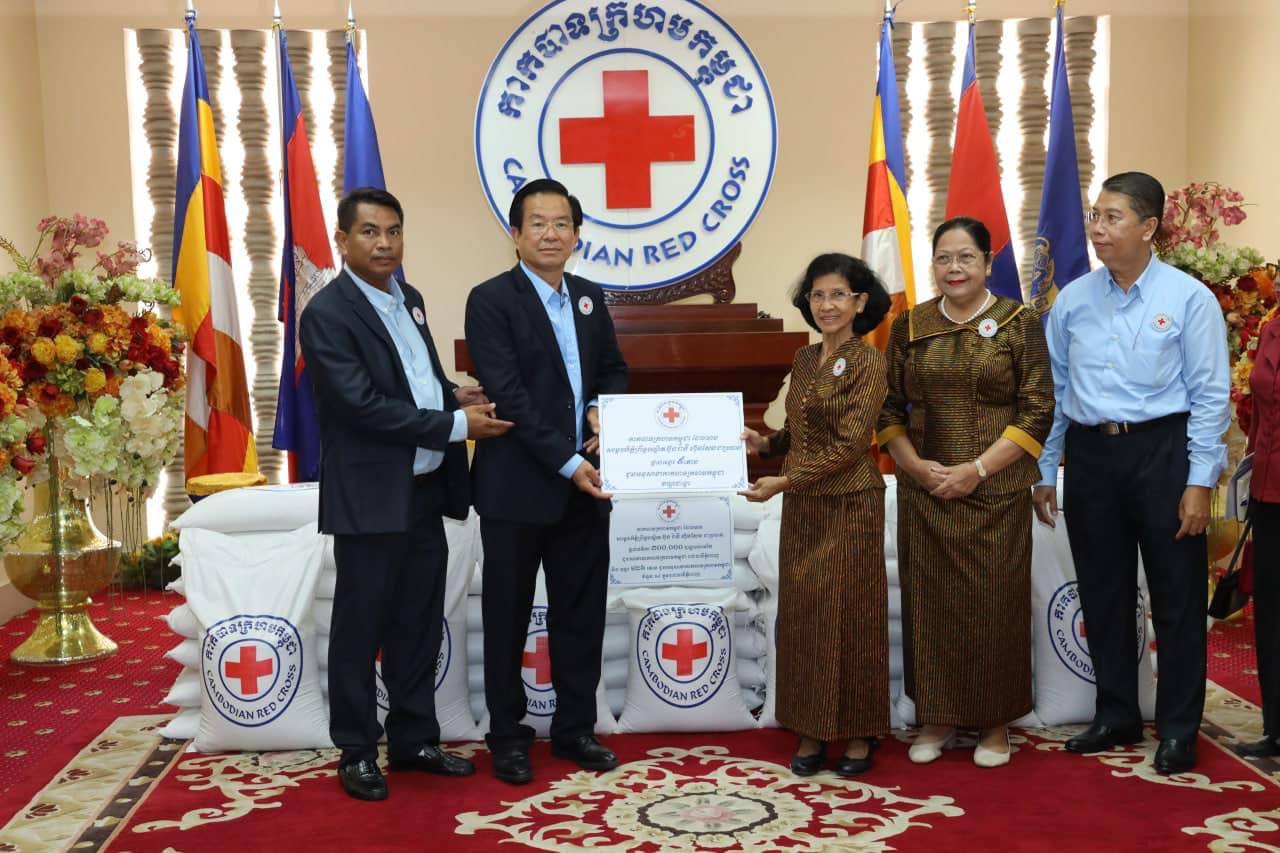 កាកបាទក្រហមកម្ពុជាប្រគល់ថវិកាចំនួន ៣០០,០០០ ដុល្លារអាមេរិក (លើកទី១២) ដល់សាខាកាកបាទក្រហមកម្ពុជា រាជធានីភ្នំពេញ និងអង្ករ១២៦តោន ដល់អនុសាខាកាកបាទក្រហមកម្ពុជា ខណ្ឌទាំង ១៤ ក្នុងរាជធានីភ្នំពេញ (លើកទី១១)