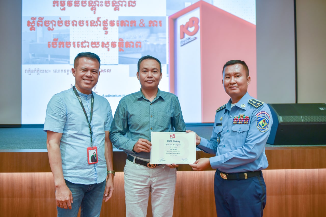 ក្រុមហ៊ុន ខ្មែរ ប៊ែវើរីជីសបើក វគ្គបណ្ដុះបណ្ដាលស្តីពីច្បាប់ ចរាចរណ៍ ផ្លូវគោក និងការបើកបរដោយសុវត្ថិភាព ដល់បុគ្គលិកផ្នែកលក់ជាង២០០នាក់ប្រចាំនៅគ្រប់ខេត្ត-ក្រុង