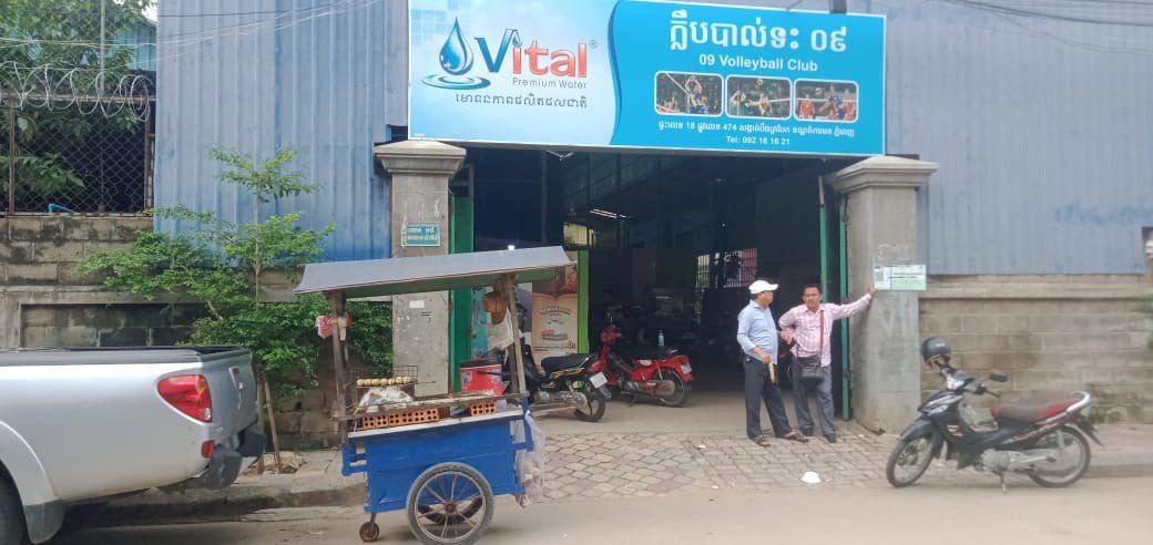 អភិបាលខណ្ឌចំការមនបន្ទាប់ពីទទួលព័ត៌មានថា មានទីតាំងក្លិប បាល់ទះមួយកន្លែងលួចបង្កប់ ល្បែងស៊ីសងខុសច្បាប់ ក៏ដាក់កម្លាំង ចុះបង្ក្រាបភ្លាម