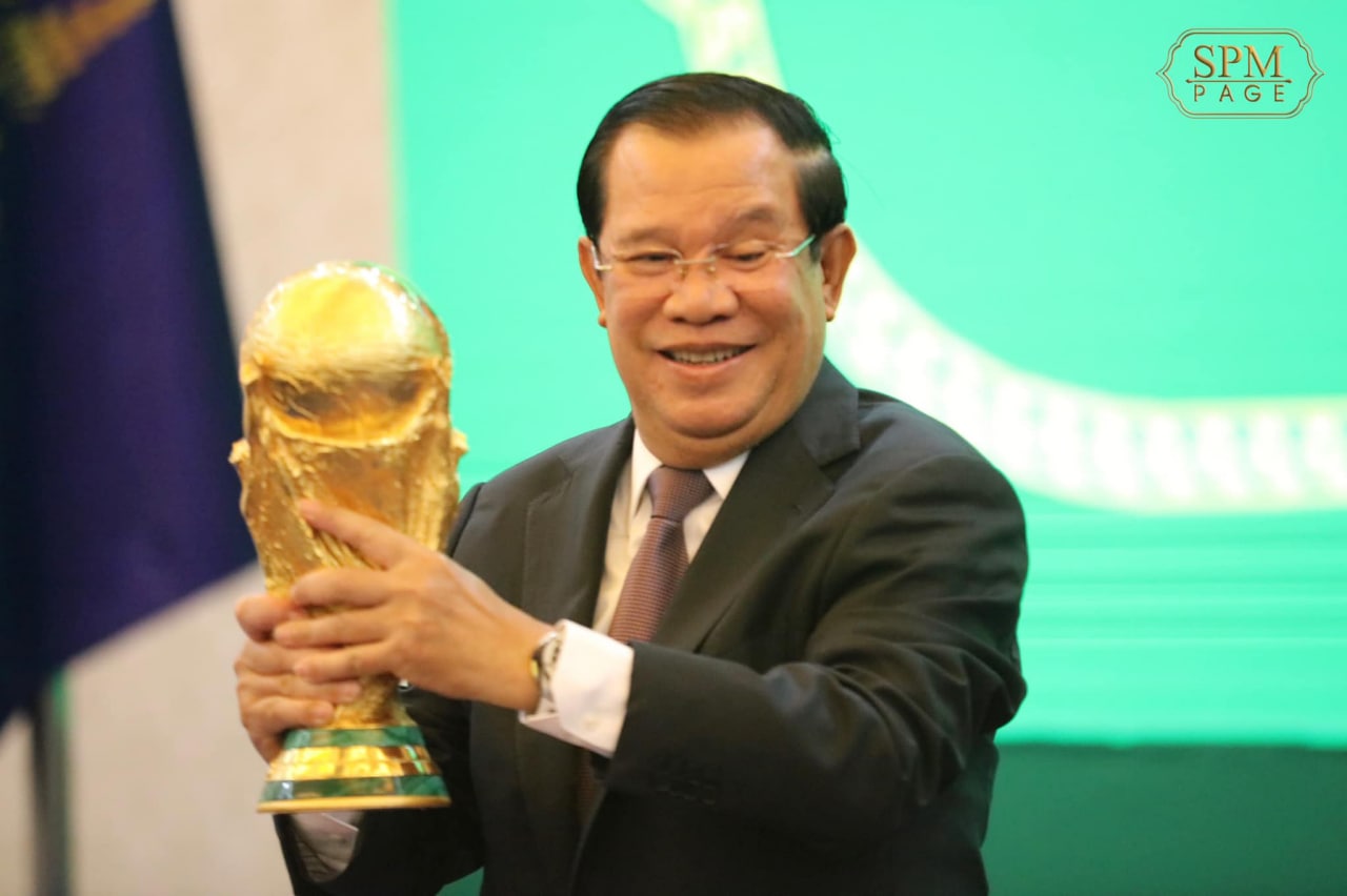 ពានរង្វាន់បាល់ទាត់ពិភពលោកបានមកដល់កម្ពុជា ហើយក៏ជាសក្ខីភាពបង្ហាញពិភពលោក និងអ្នកគាំទ្របាល់ទាត់ជាង ៣ ០០០លាននាក់ អំពីសុខសន្តិភាព និងសក្តានុពលជាតិ