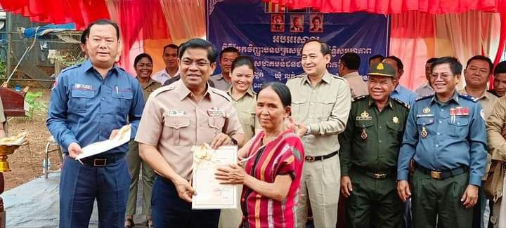 សហគមន៍ជនជាតិដើមភាគតិច ភូមិល្អក់ ឃុំអូរជុំស្រុកអូរជុំ ខេត្តរតនគិរី ទទួលបានប័ណ្ណកម្មសិទ្ធិដីធ្លី សមូហភាព