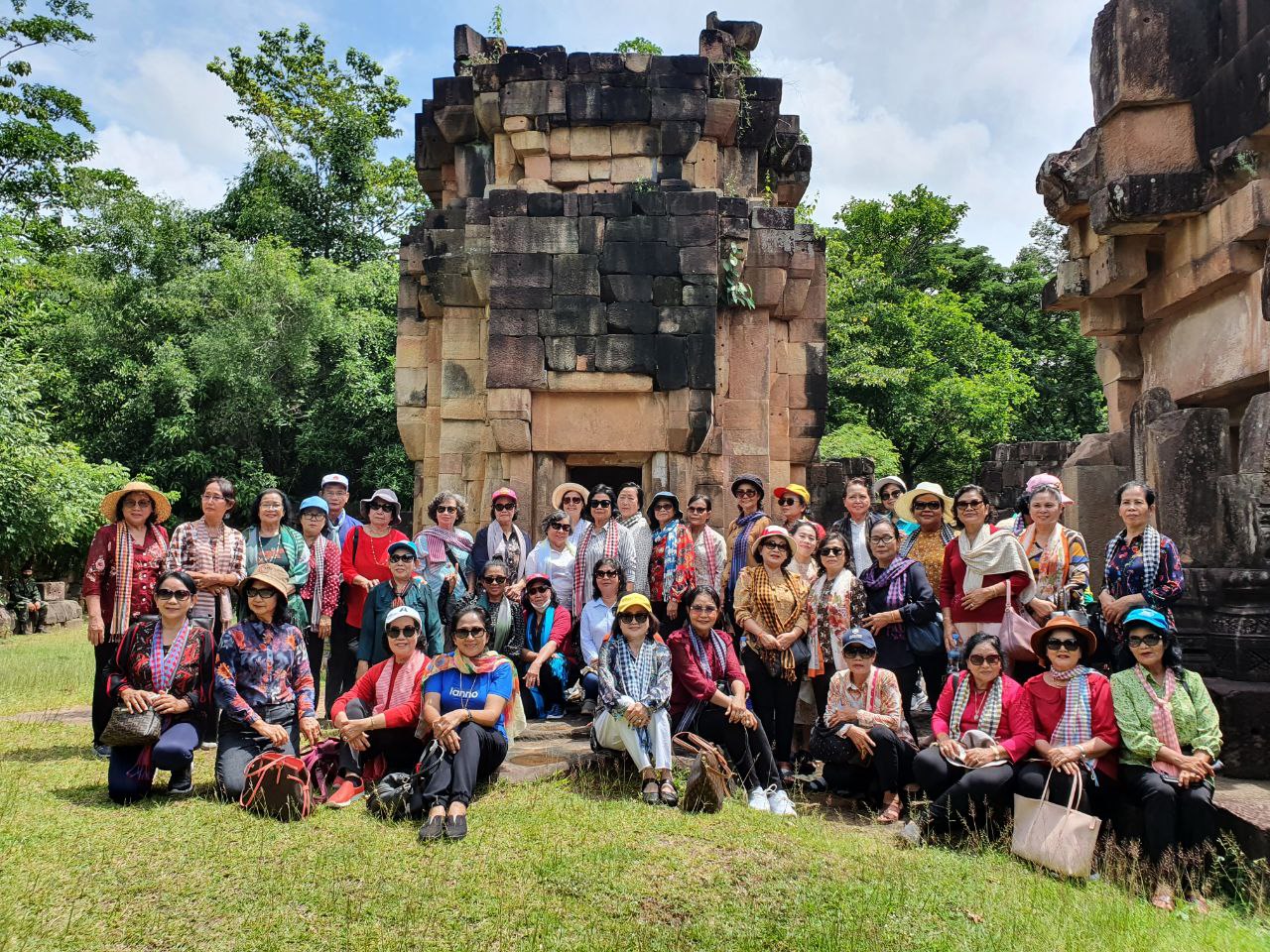 ក្រុមការងារសមាគមចលនាយុវជនកម្ពុជា (ក្រុម១៥៧) សាខាខេត្តសៀមរាប បាននាំយកអំណោយ និងថវិកា ប្រគល់ជូនបងប្អូនកងទ័ពជាង ១០០នាក់
