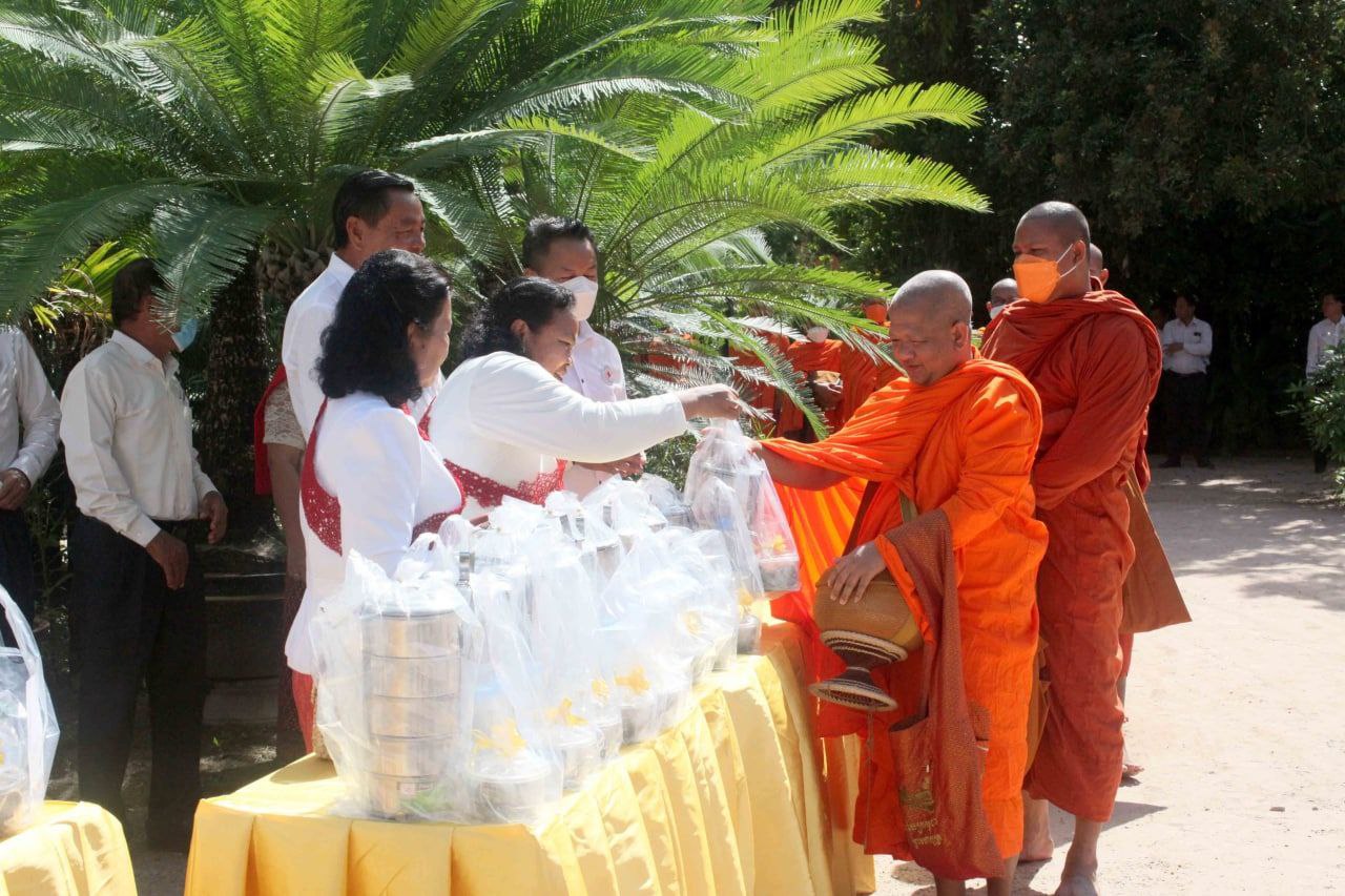 សាខាកាកបាទក្រហមកម្ពុជាខេត្តសៀមរាប រៀបចំពីធីសូត្រមន្តថ្វាយព្រះពរសម្តេចម៉ែ ក្នុងឱកាសចម្រើនព្រះជន្មាយុគម្រប់ ៨៦ យាងចូល ៨៧ព្រះវស្សា