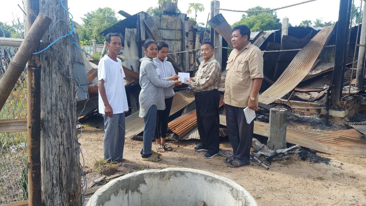 ឯកឧត្តមបណ្ឌិត អ៊ុក រ៉ាប៊ុន ឯកឧត្តម ស៊ុន សុវណ្ណារិទ្ធិ និងលោកជំទាវ វណ្ណ លុយ ឧបត្ថម្ភថវិកាជាង ២លានរៀលសម្រាប់ចូលរួមសាងសង់ផ្ទះជូនស្ត្រីរងគ្រោះដោយភ្លើងឆេះផ្ទះនៅភូមិព្រៃមាន់ ក្នុងស្រុករលាប្អៀរ