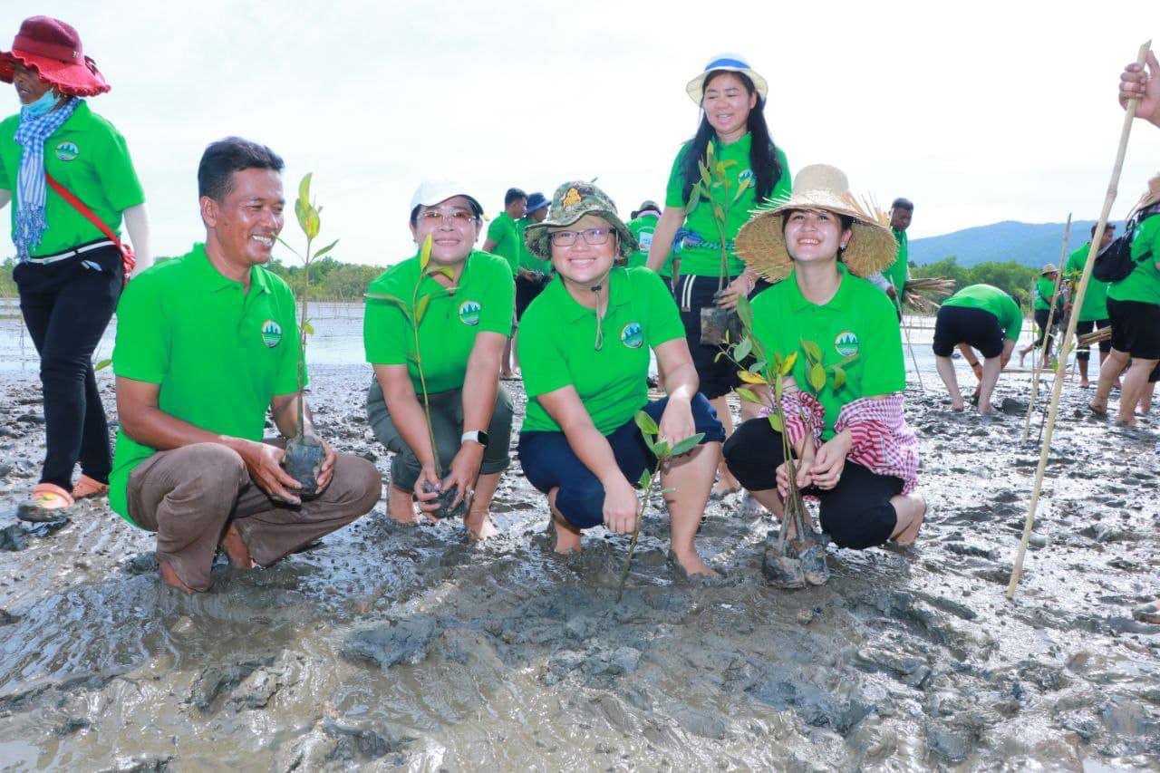 លោកជំទាវ ឌិត នីតា ភរិយា ឯកឧត្តមបណ្ឌិត សាយ សំអាល់ រដ្ឋមន្ត្រីក្រសួងបរិស្ថាន អញ្ជើញចូលរួមដាំដើមកោងការ ចំនួន ៥០០០ដើម ដើម្បីអរសាទរ ទិវាបរិស្ថានជាតិ