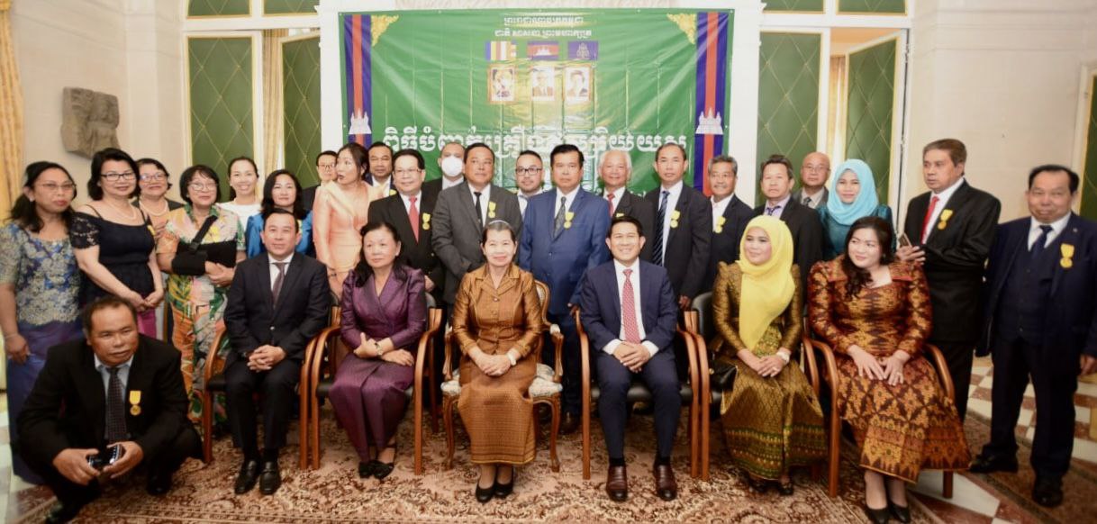 លោកជំទាវកិត្តិសង្គហបណ្ឌិត ម៉ែន សំអន លើកទឹកចិត្ត និងបំពាក់គ្រឿងឥស្សរិយស្ស ជូនដល់បងប្អូនខ្មែររស់នៅក្រៅប្រទេសចំនួន ២៥រូប