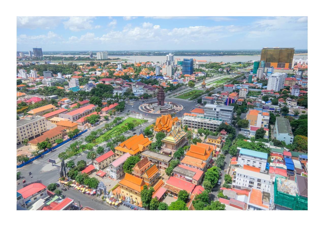 កម្ពុជា ជាប្រទេសដែលពិសេស និងដោយឡែក គឺមិនមានប្រទេសណាដូចកម្ពុជាទេ ដែលធ្លាក់ខ្លួនដល់ចំណុចសូន្យហើយស្តារខ្លួនឯងត្រឡប់មកវិញ ជាមួយនឹងការអភិវឌ្ឍរីកចម្រើនយ៉ាងឆាប់រហ័ស