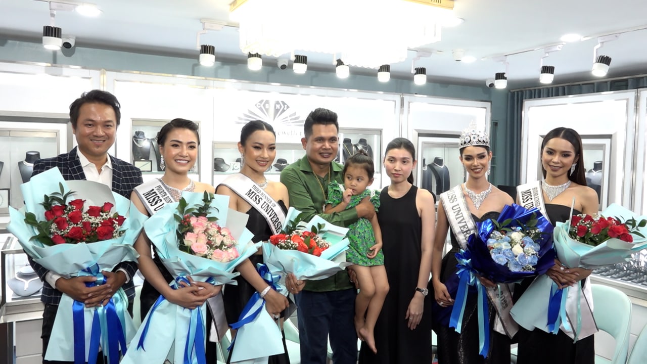 ម្ចាស់ហាងពេជ្រ CSNJ ហ៊ានចំណាយប្រាក់រាប់ម៉ឺនដុល្លារលើកទឹកចិត្តកញ្ញាឯកកម្ពុជា ពេលចេញទៅប្រកួតលើឆាកអន្តរជាតិ ដើម្បីនាំយកជ័យលាភីជូនជាតិមាតុភូមិវិញ