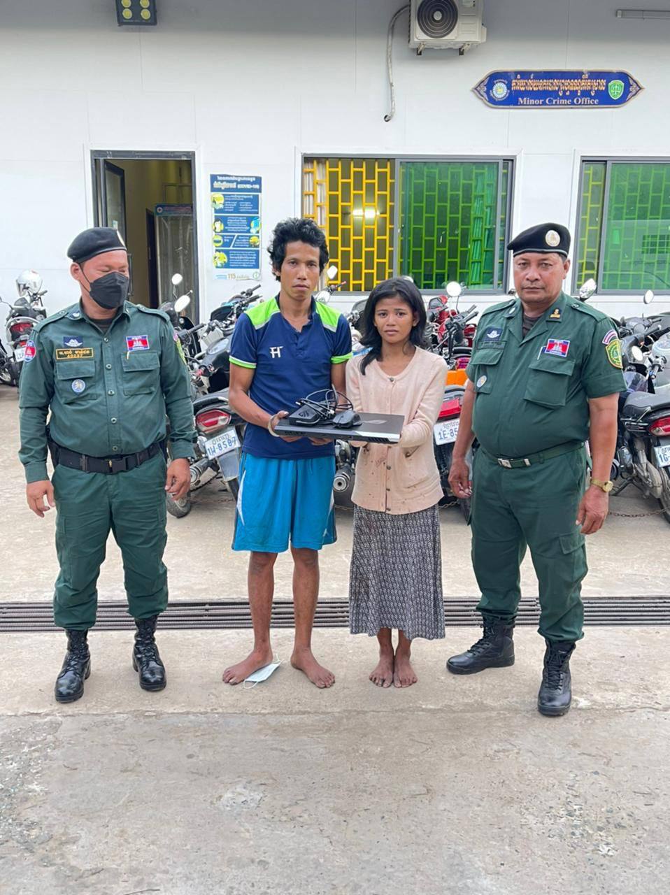 កម្លាំងការិយាល័យនគរបាលព្រហ្មទណ្ឌកម្រិតស្រាល រាជធានីភ្នំពេញបង្រ្កាបអំពើឆក់ទូរស័ព្ទដៃ និងអំពើលួចចំនួន ០២ករណីផ្សេងគ្នា នៅក្នុងរាជធានីភ្នំពេញ ចាប់ខ្លួនជនសង្ស័យ ០៤នាក់