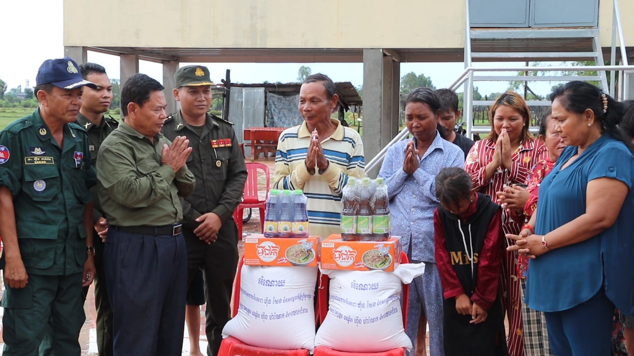 អតីតយុទ្ធជនសោធននិវត្តន៍បានទទួលខ្នងផ្ទះថ្មីលើកទី២០៣អំណោយដ៏ថ្លៃថ្លាសម្ដេចតេជោហ៊ុន សែន និងសម្តេចកិត្តិព្រឹទ្ធបណ្ឌិត ក្នុងថ្ងៃខួបលើកទី១៥ឆ្នាំ ទិវាអតីតយុទ្ធជនកម្ពុជា