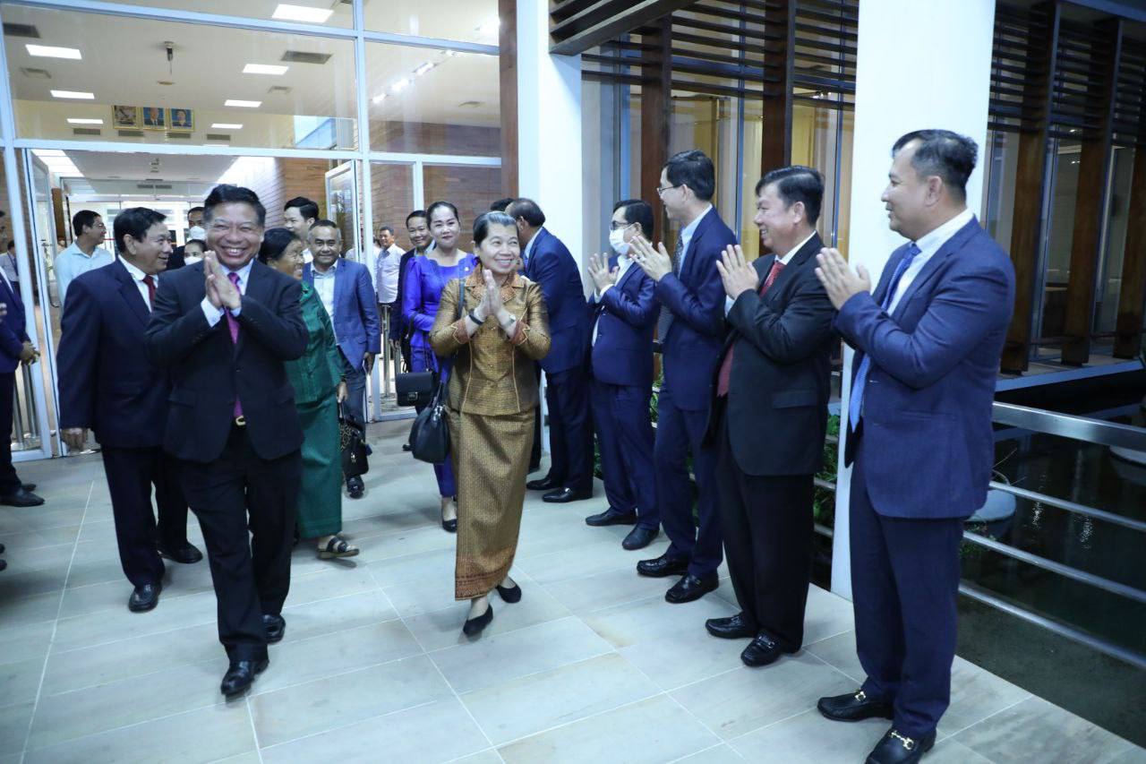 លោកជំទាវកិត្តិសង្គហបណ្ឌិត ម៉ែន សំអន អញ្ជើញទៅចូលរួមខួបអនុស្សាវរីយ៍លើកទី៥៥ឆ្នាំ នៃថ្ងៃបង្កើតទំនាក់ទំនងការទូតកម្ពុជា-វៀតណាម នៅទីក្រុងហាណូយ