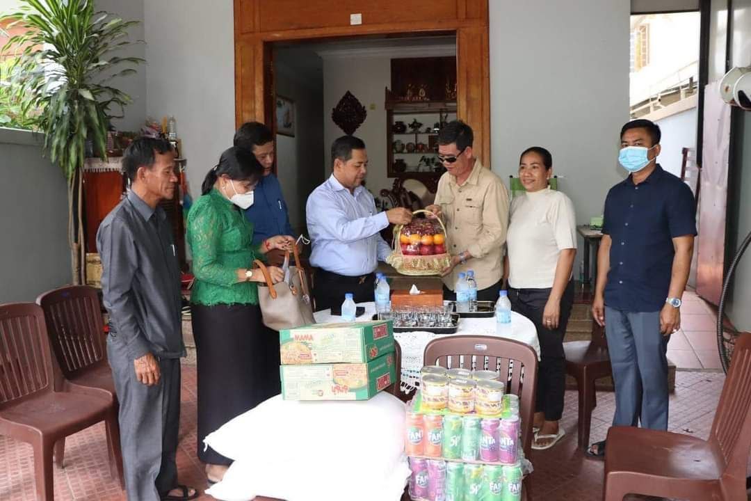 អភិបាលខណ្ឌចំការមន អញ្ជើញចុះសួរសុខទុក្ខលោកវរៈសេនីយ៍ទោ ឡេង គឹមហ៊ាង អធិការរងនគរបាលខណ្ឌចំការមន ដែលកំពុងសម្រាកព្យាបាលជំងឺនៅគេហដ្ឋាន