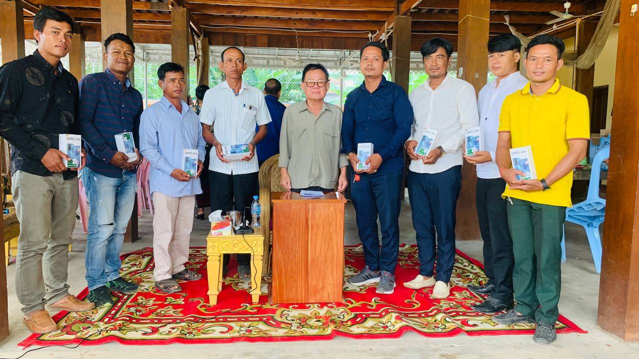 ឧកញ៉ា ឡូវ ហ៊ឺង អញ្ជើញជួបសំណេះសំណាលជាមួយ មេឃុំ ក្រុមប្រឹក្សាឃុំ ដែលទើបជាប់ឆ្នោត និងក្រុមយុវជនសកម្មរបស់គណៈបក្សប្រជាជនកម្ពុជា ឃុំទងត្រឡាច ស្រុកស្រីសន្ធរ ខេត្តកំពង់ចាម