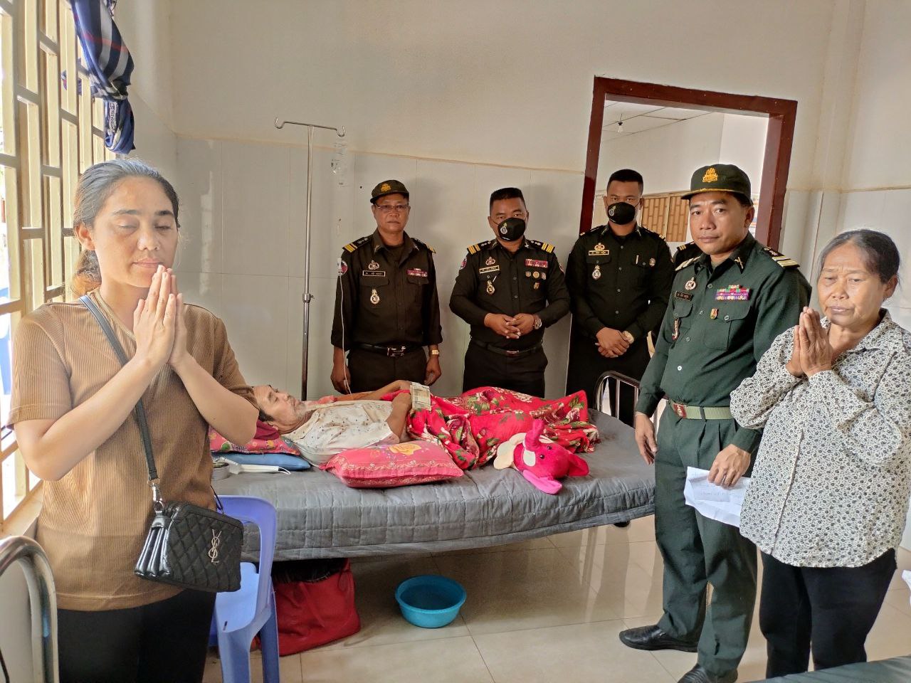 ក្រុមគ្រួសារ លោក ជួប ណៃ ទទួលបានថវិកាមិត្តជួយមិត្ត ជាង ៦លានរៀន សម្រាប់ដោះស្រាយនៅក្នុងជីវភាពប្រចាំថ្ងៃ ខណៈពេលកំពុងសម្រាកព្យាបាលជំងឺនៅក្នុងមន្ទីរពេទ្យយោធភូមិភាគទី៤ ខេត្តសៀមរាប