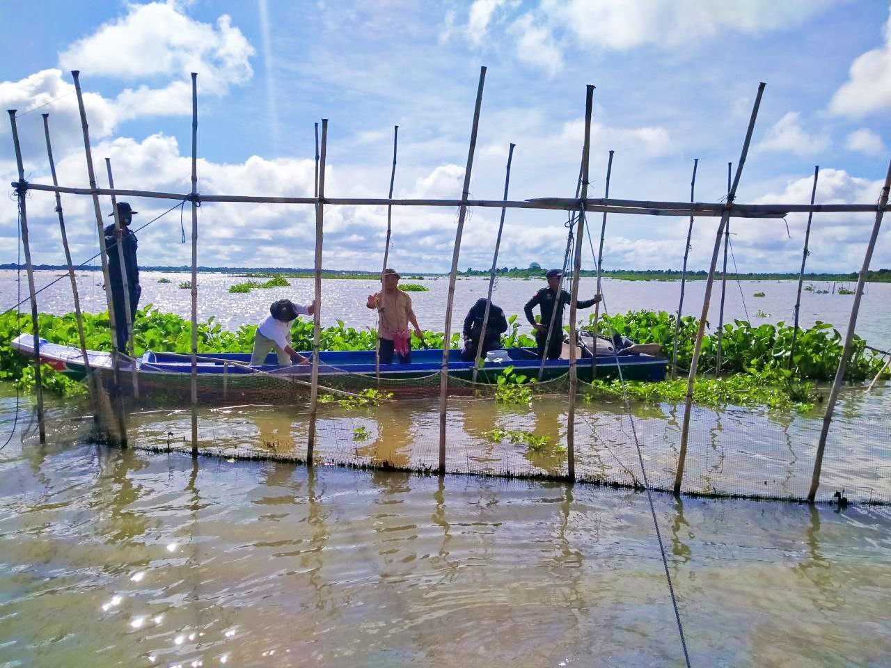 កម្លាំងសមត្ថកិច្ចចម្រុះ បានចុះប្រតិបត្តិការបង្ក្រាបបទល្មើសនេសាទខុសច្បាប់នៅ ស្រុកបរិបូណ៌ និងស្រុកកំពង់លែង