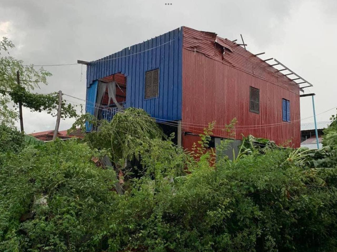 ខូចខាតផ្ទះពលរដ្ឋ ៥២ខ្នង ក្នុងគ្រោះខ្យល់កន្ត្រាក់នៅក្រុងសិរីសោភ័ណ