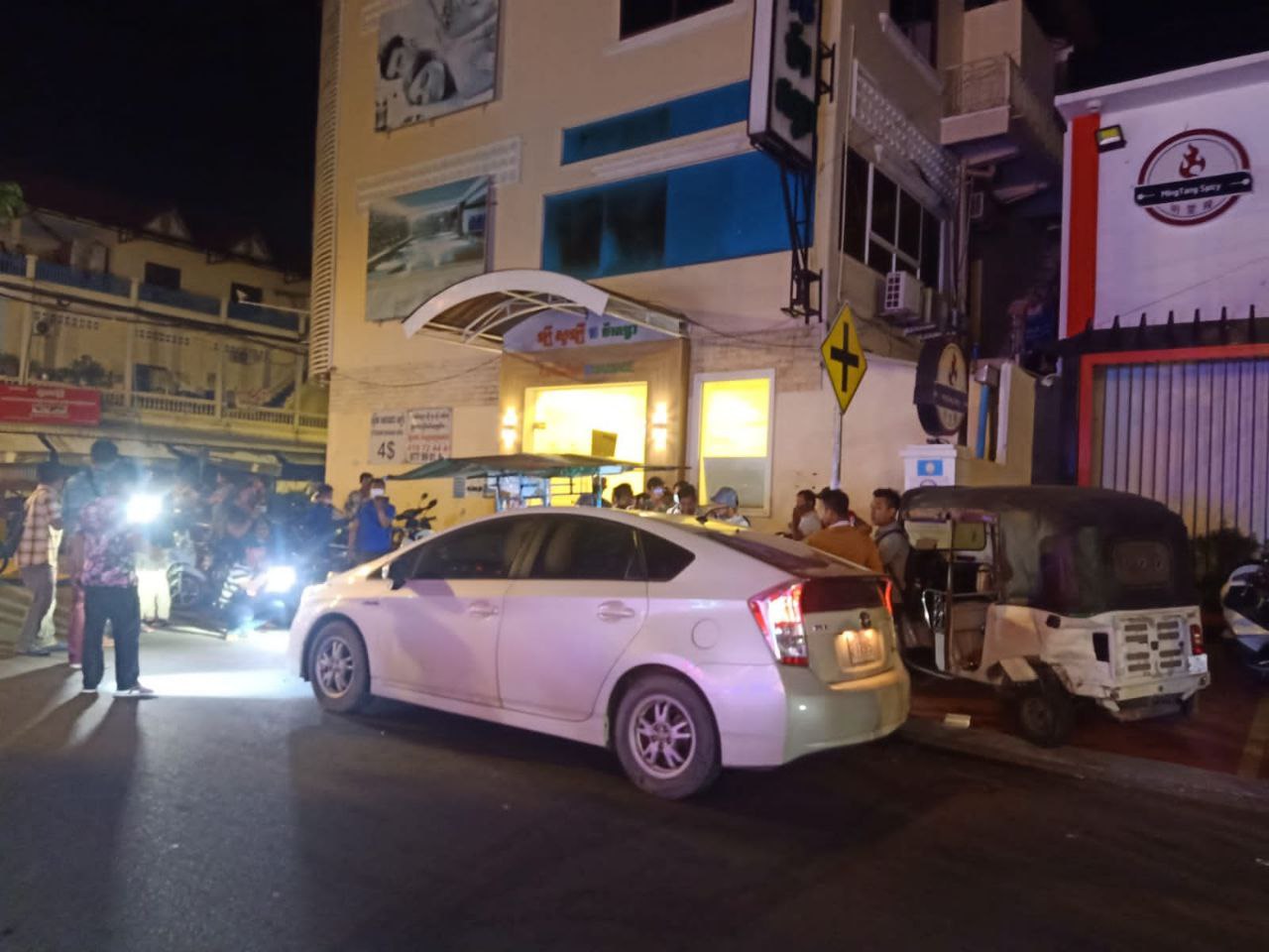 រថយន្ត prius ពាក់ស្លាកលេខនគរបាលបុករះម៉ូតូកង់បីឥណ្ឌា និងរទេះលក់សាច់អាំងរងការខូចខាតយ៉ាងដំណំ